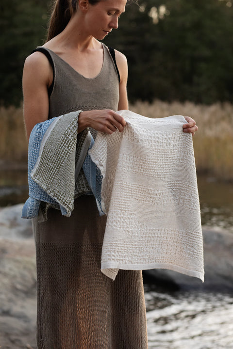 Lapuan Kankurit KUOHU Linen Towel (Black Blueberry)