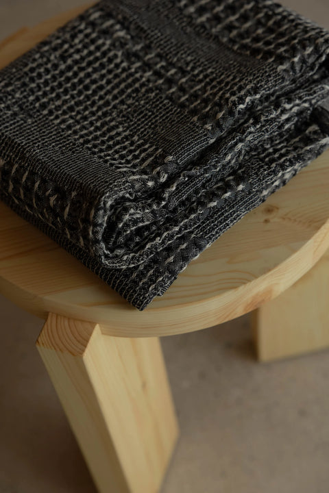 Lapuan Kankurit KUOHU Linen Towel (Black)