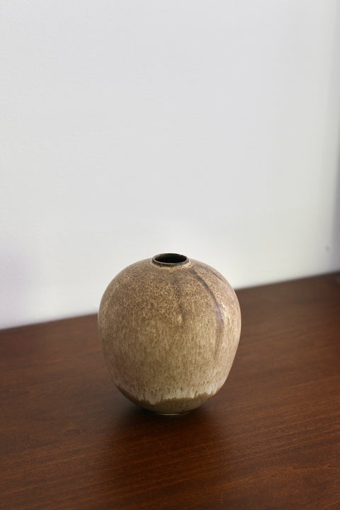 Wilson & Emho Ceramics | Puffer speckle vase #3