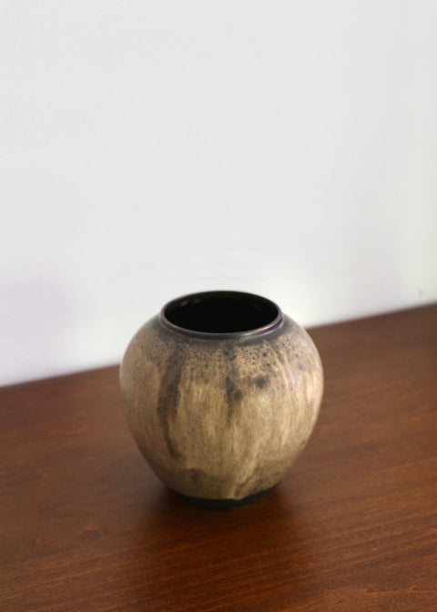 Wilson & Emho Ceramics | Puffer speckle vase #9